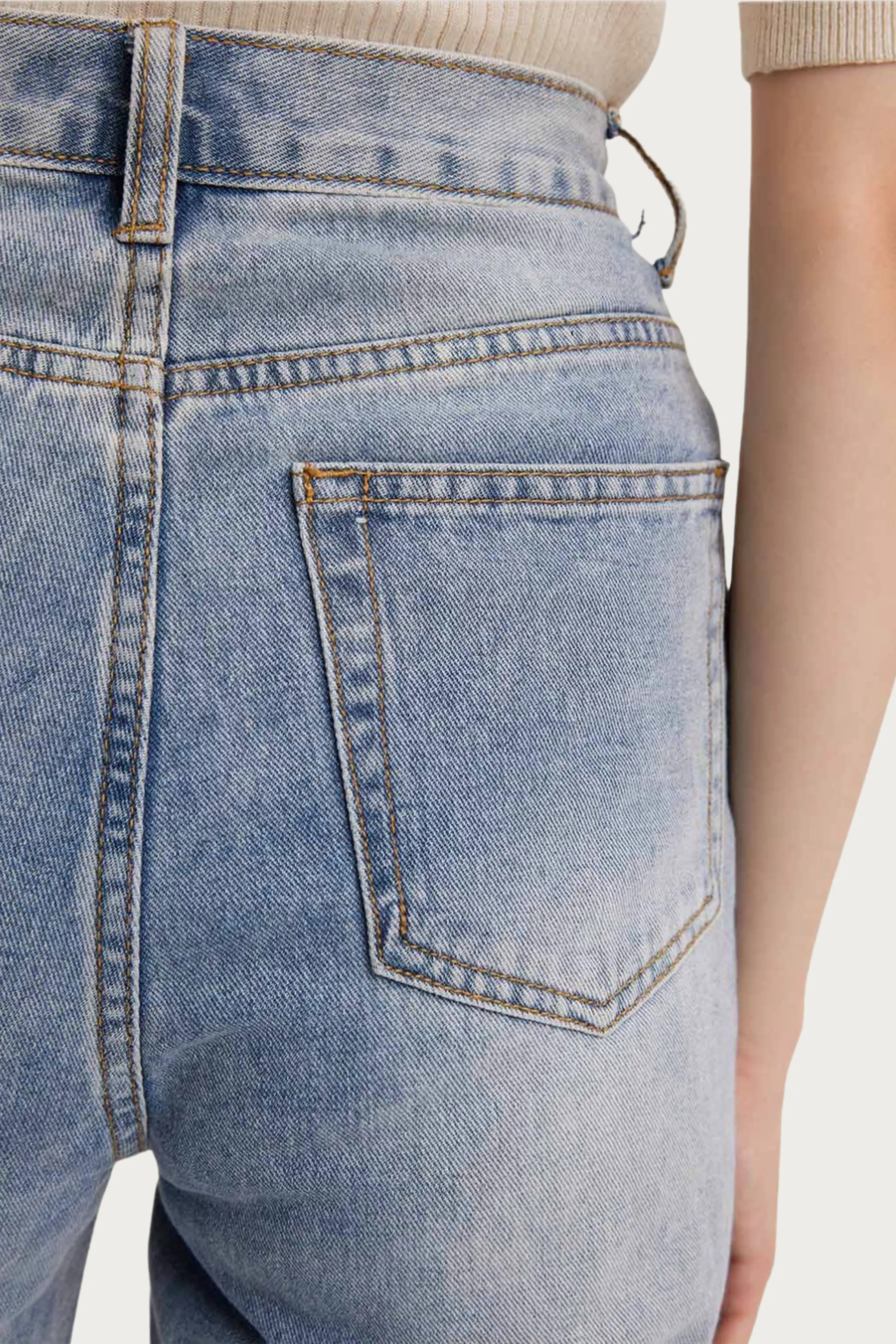 HIGH-RISE SPLIT HEM JEANS