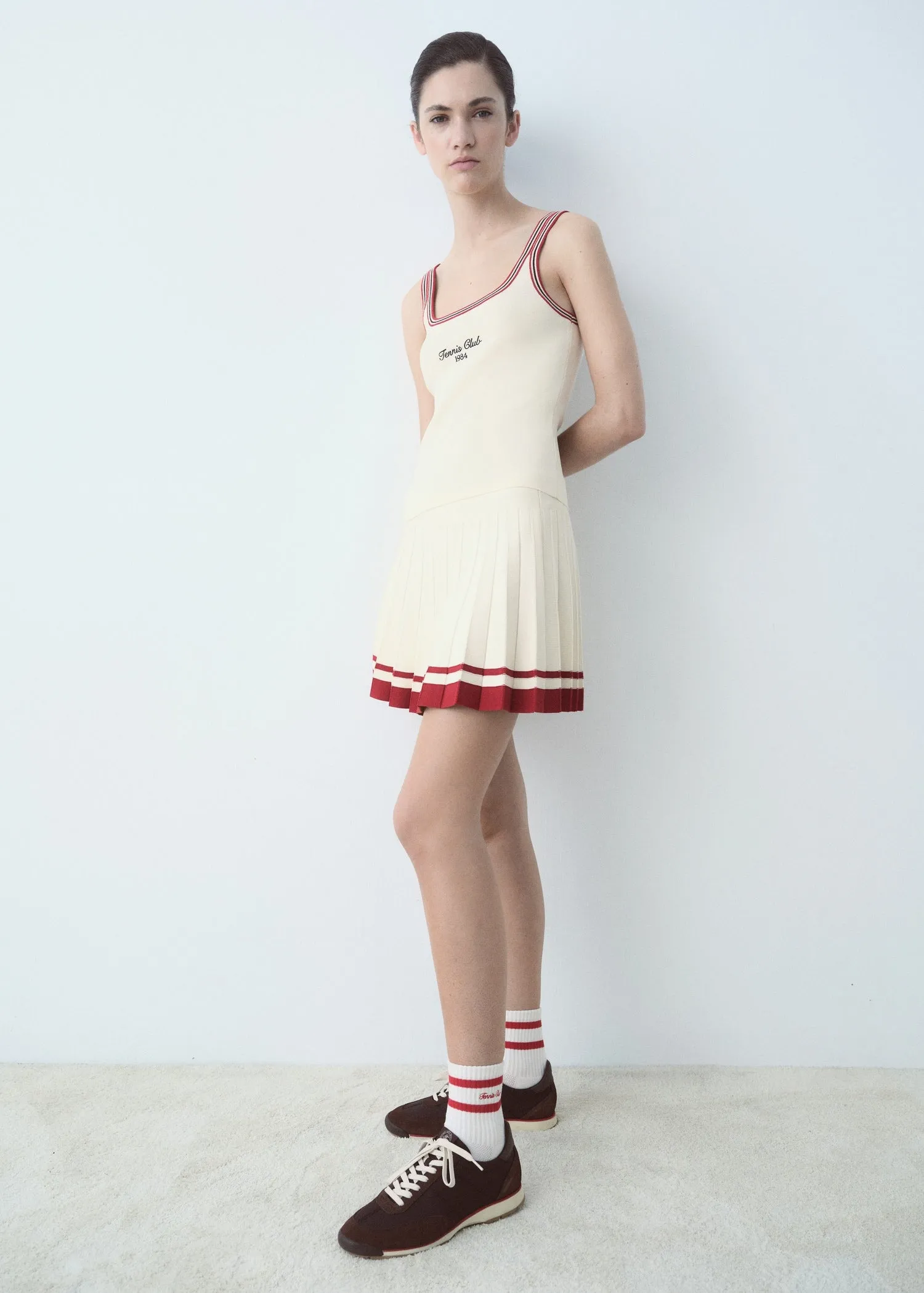 Sneaker with contrasting stripe and suede panels
