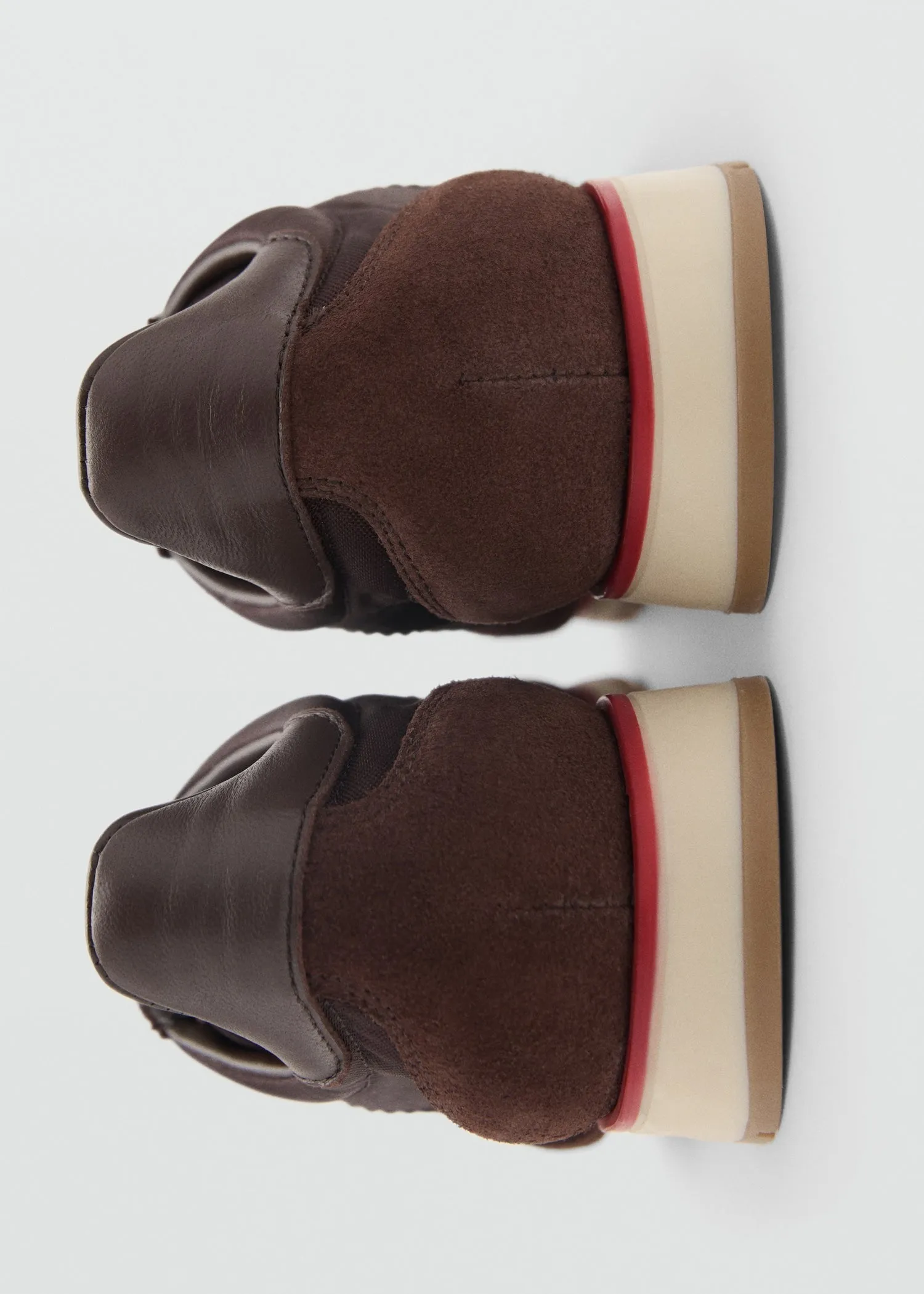 Sneaker with contrasting stripe and suede panels